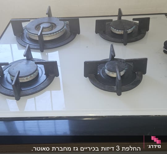 כיריים גז עם ארבעה מבערים וכפתורי שליטה